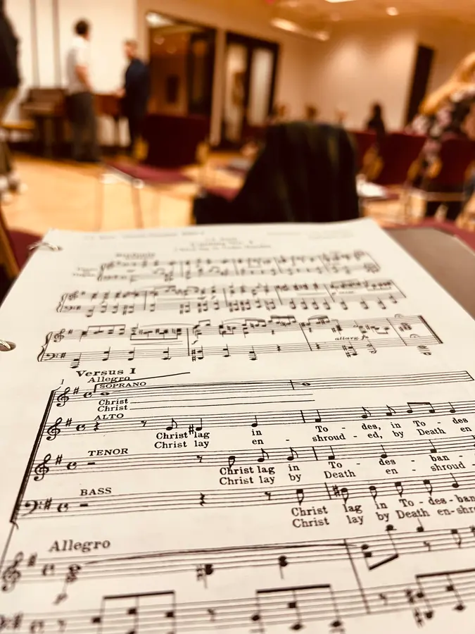 Pour son anniversaire, Carl a emmené Melissa à sa première pratique de chorale. Depuis ils ne cessent de chanter ensemble.